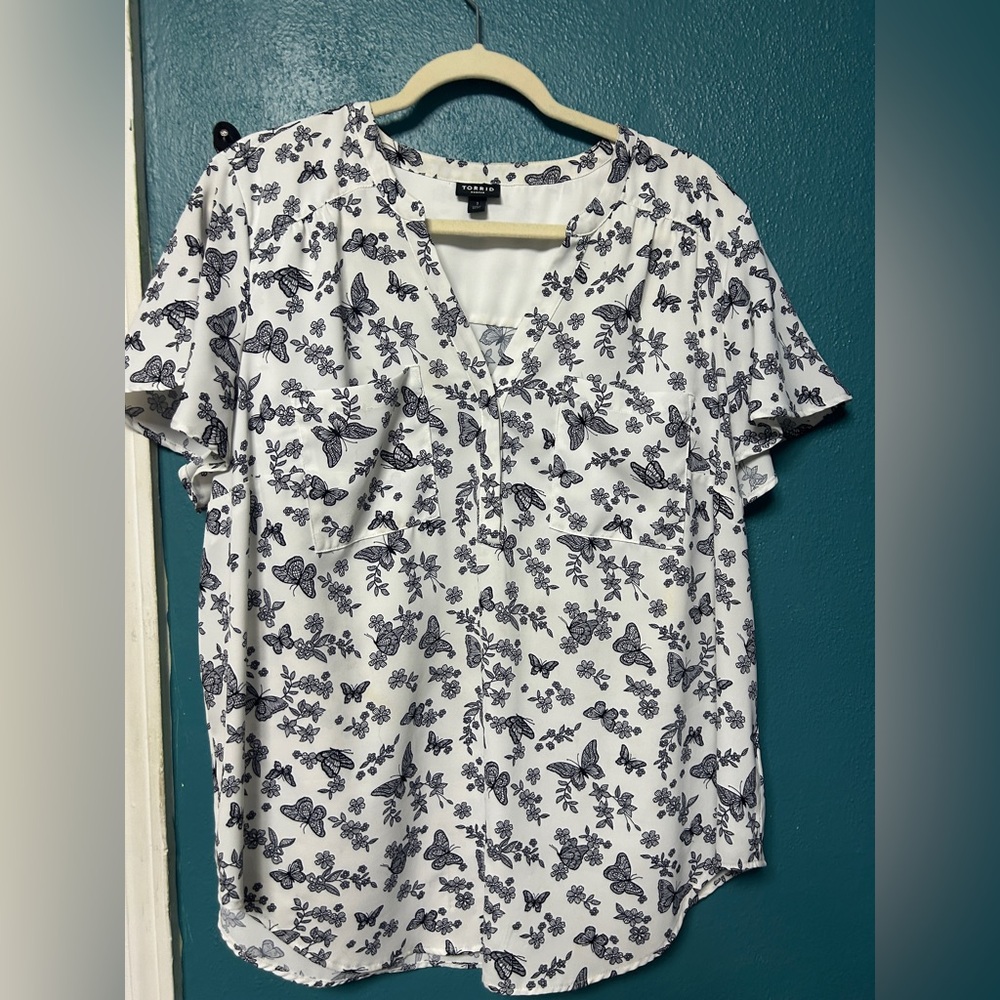 Torrid Harper Black and White Butterfly Print Blouse with Flutter Sleeves size 1